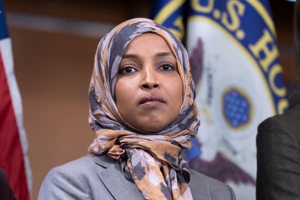 AGENTES FEDERALES ALLANAN LA RESIDENCIA DE LA CONGRESISTA ILHAN OMAR EN WASHINGTON