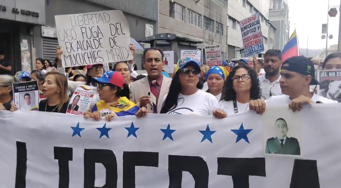 Familias de presos políticos marchan hacia Miraflores y la Policía les bloquea el paso