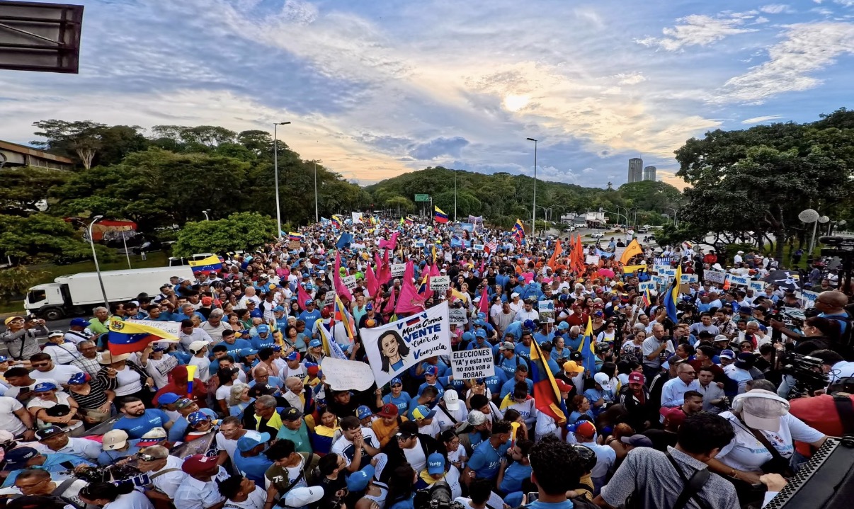 CARACAS EXIGE ELECCIONES LIBRES Y EL REGRESO DE MACHADO